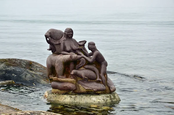 海に浮かぶ母親と息子の像は — ストック写真