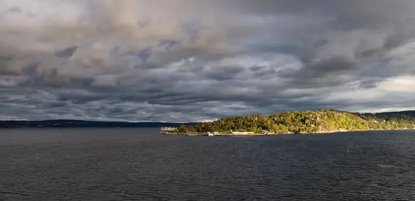 Vacker Utsikt Över Havet Och Bergen — Stockfoto