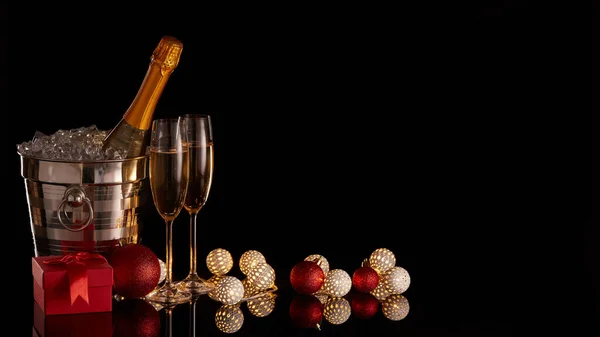 Stilleven Met Champagnefles Een Emmer Met Ijs Twee Champagnefluiten Rode — Stockfoto