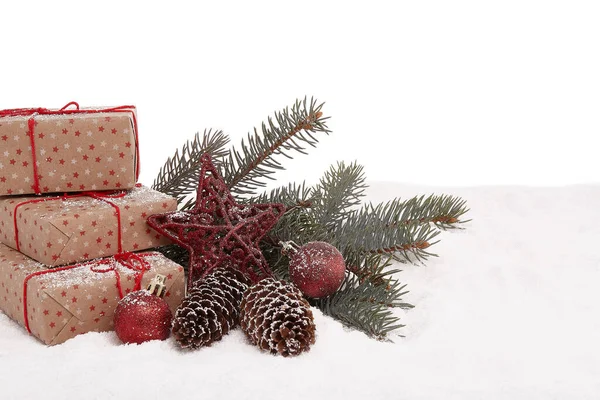 Karácsonyi Csendélet Ajándékdobozokkal Fenyőágakkal Karácsonyi Dekorációkkal Téli Hóban Fehér Háttérrel — Stock Fotó