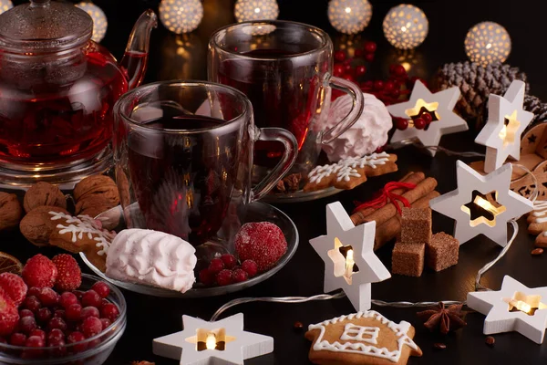 Stillleben Mit Zwei Tassen Früchtetee Teekanne Lebkuchen Und Weihnachtsschmuck Auf — Stockfoto