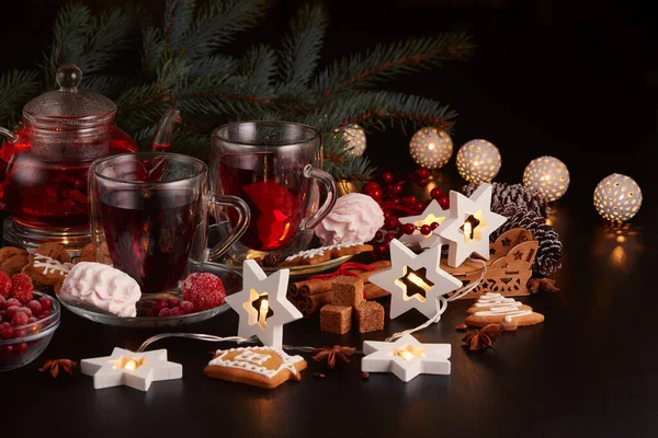 Stillleben Mit Zwei Tassen Früchtetee Teekanne Lebkuchen Und Weihnachtsschmuck Auf — Stockfoto