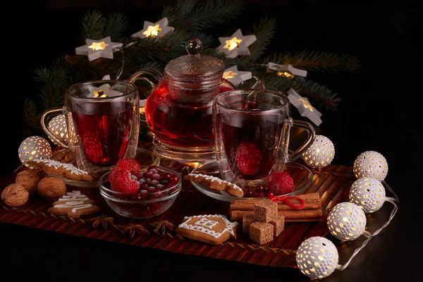 Stillleben Mit Zwei Tassen Früchtetee Teekanne Lebkuchen Und Weihnachtsschmuck Auf — Stockfoto