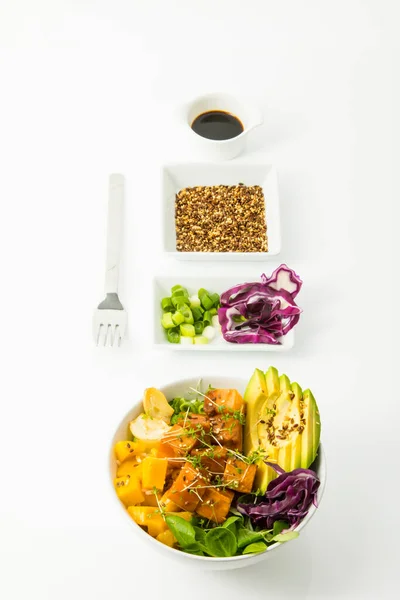 Salat Mit Huhn Gemüse Und Käse Gesunde Ernährung — Stockfoto
