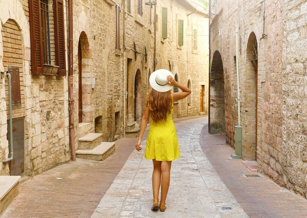 Visto Dietro Donna Turistica Abito Giallo Cappello Visita Centro Storico — Foto Stock