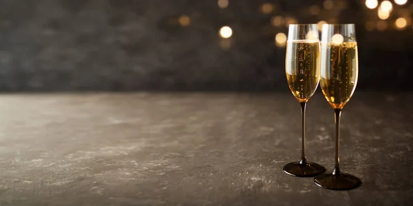 Två Glas Champagne Gammal Stenplatta Och Gyllene Bokeh — Stockfoto