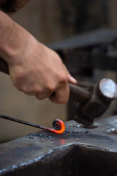 Homem Trabalhando Com Tubo Metal — Fotografia de Stock