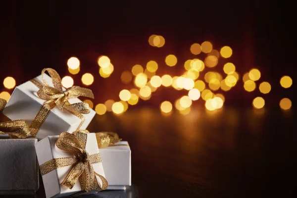 Caixa Presente Natal Com Arco Dourado Fundo Luzes — Fotografia de Stock