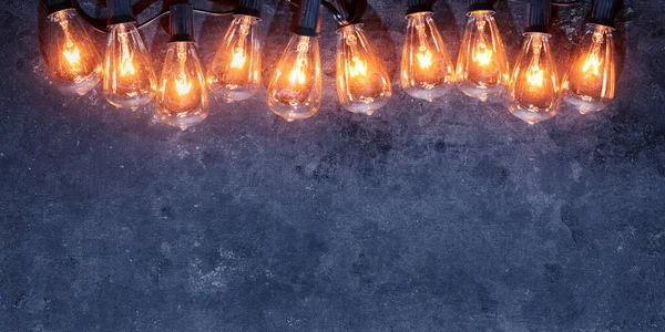 Row Lit String Light Bulbs Glowing Dark Grungy Background — Stock Photo, Image