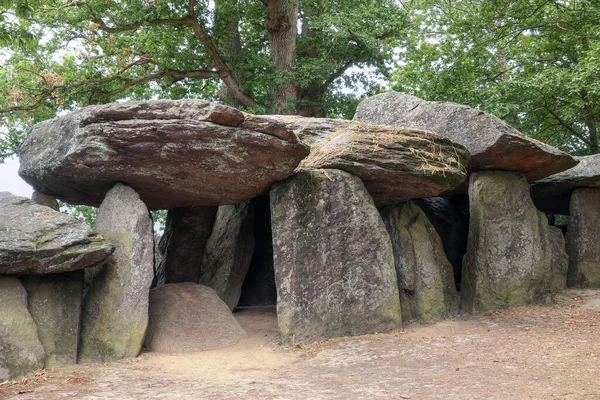 Dolmen Roche Aux Fees Fairies Rock Neolithic Passage Grave Dolmen — стоковое фото