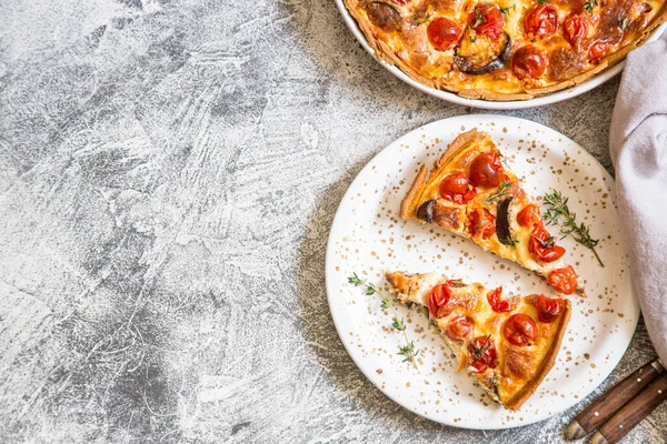 Torta Caseira Vegetariana Quiche Com Tomate Cereja Berinjela Queijo Feta — Fotografia de Stock