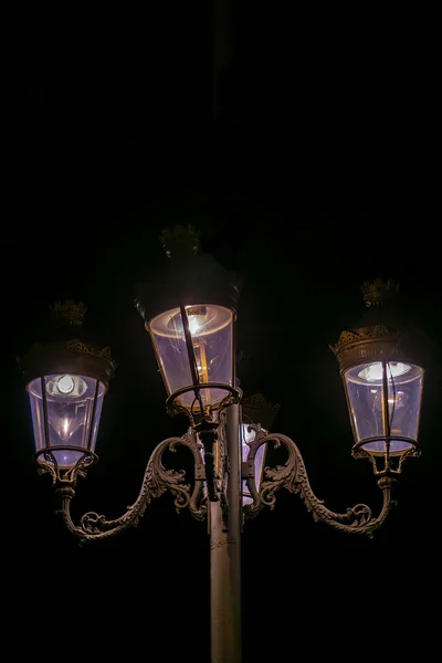 旧城区中心街夜灯 — 图库照片