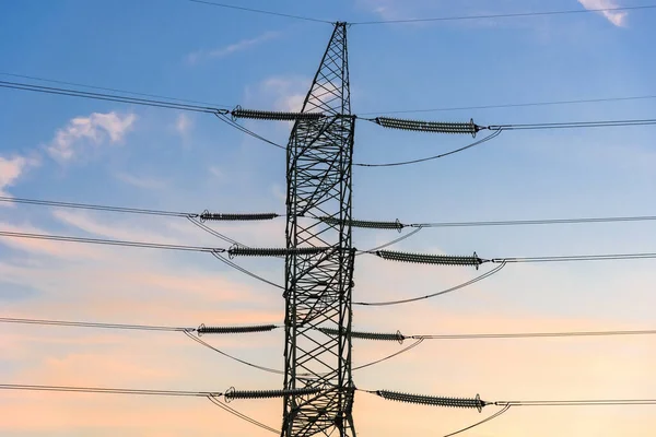 Nahaufnahme Von Strommasten Und Hochspannungsleitungen Bei Sonnenuntergang — Stockfoto