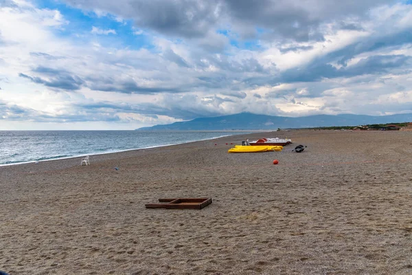 Pedalos Kayaks Gravel Beach Tyrrhenian Sea Calabria Italy — Stock Photo, Image