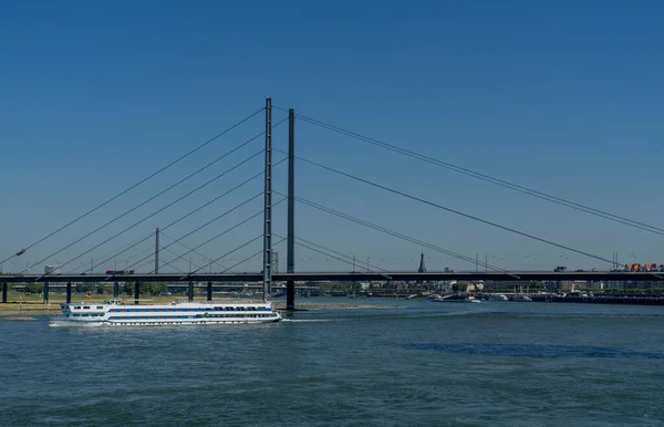 Barco Flota Blanca Rin Del Río Verano Con Cielo Azul — Foto de Stock