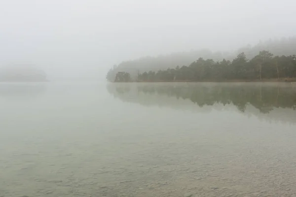 雾气中的东湖 — 图库照片