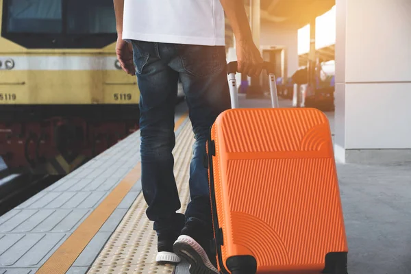 Turuncu Bavul Taşıyan Bir Adam Tren Istasyonunda Yürüyor Seyahat Kavramı — Stok fotoğraf