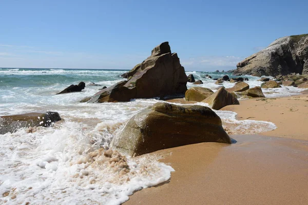 Красивый Пляж Камнями Волнами — стоковое фото