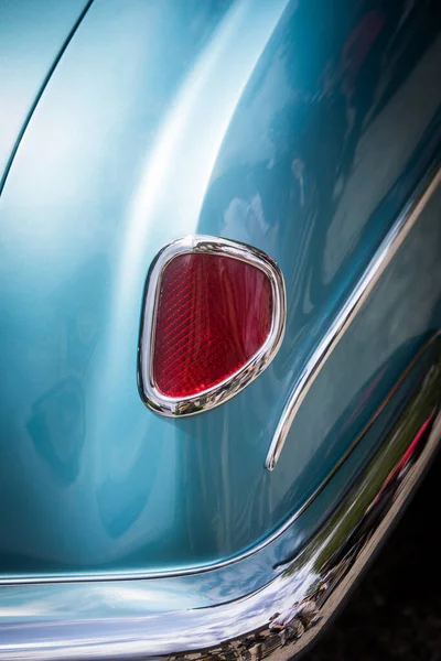 Закрыть Вертикальное Изображение Красного Заднего Фонаря Синего Классического Винтажного Автомобиля — стоковое фото