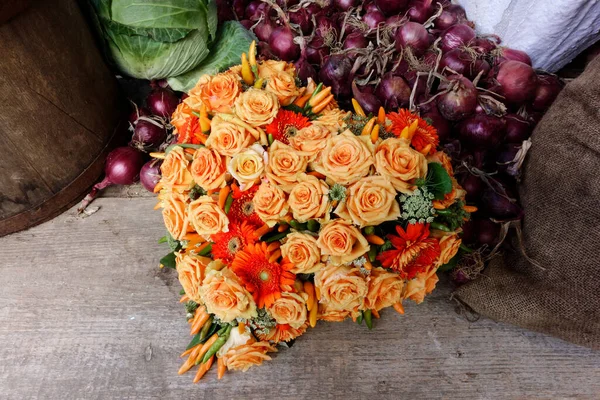 Bel Mazzo Fiori Cesto Uno Sfondo Legno — Foto Stock