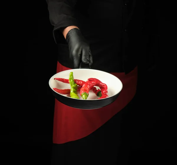 Chef Uniforme Noir Tablier Rouge Tient Une Casserole Ronde Avec — Photo