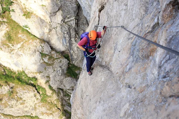 Sportkletterin Einer Felswand — Stockfoto