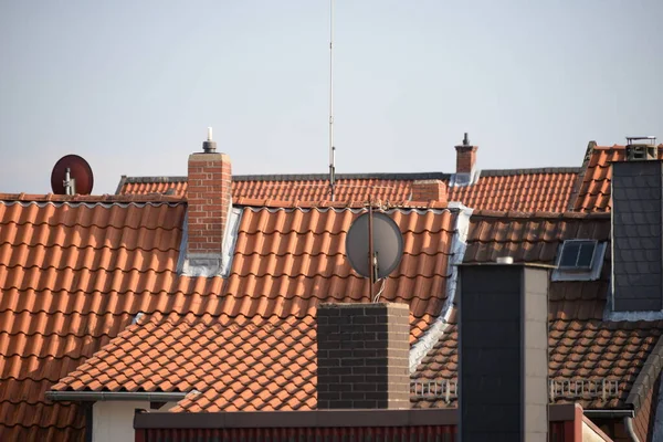 Kırmızı Kiremitli Çatıları Olan Bir Evin Çatısı — Stok fotoğraf
