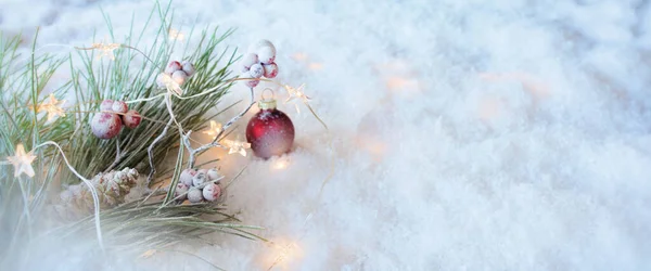 Wunderbare Weihnachtsdekoration Einer Verschneiten Landschaft Als Hintergrund — Stockfoto