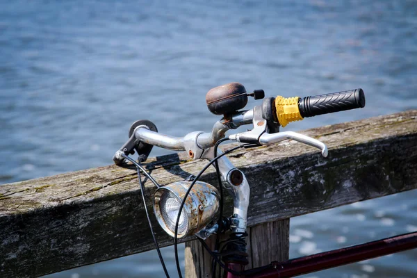 Detail Eines Fahrrades Der Lenker Eines Rades Mit Einer Klingel — Stockfoto