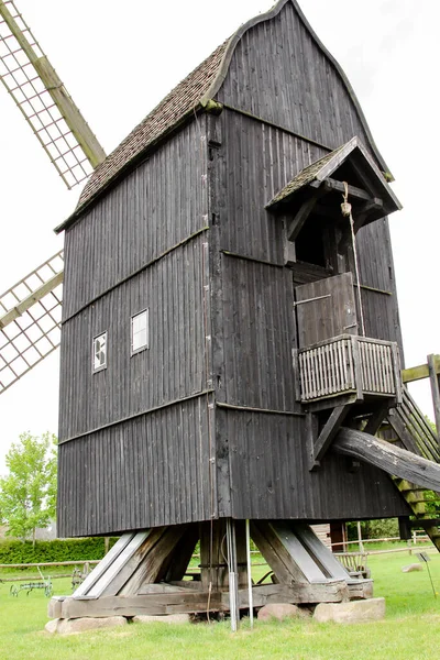 Vieux Moulin Vent Bois Dans Une Prairie — Photo