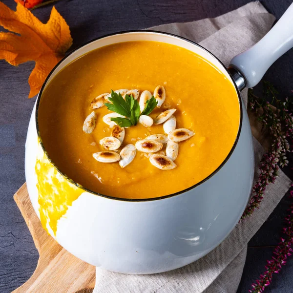 Kürbiscremesuppe Mit Gerösteten Kürbiskernen Und Kernöl — Stockfoto