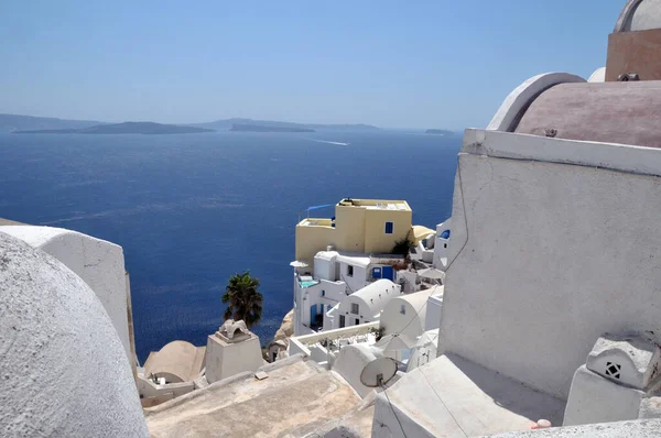 オイア島サントリーニ島ギリシャの白と青の建築 — ストック写真