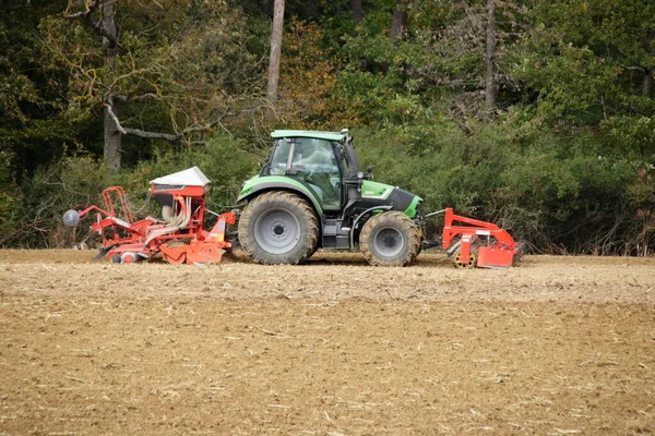 Trekker Aan Het Werk Een Veld — Stockfoto