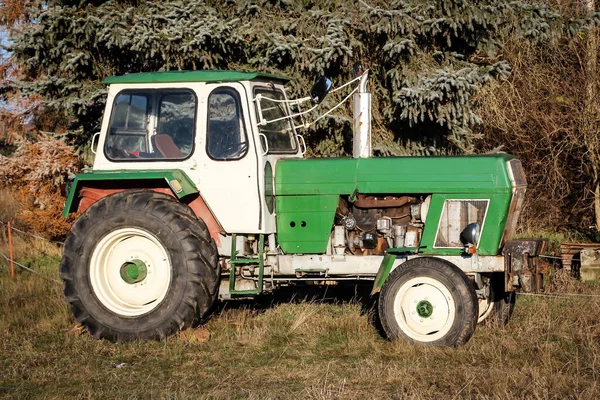 Zaparkovaný Starý Traktor Ndr — Stock fotografie