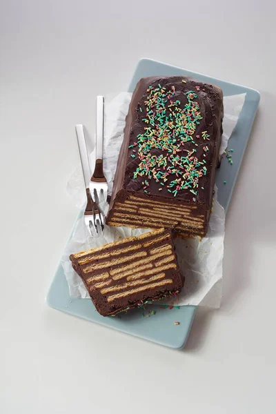 Вид Сверху Шоколадный Торт Бисквитами Цветной Топкой Подаваемый Двумя Вилками — стоковое фото