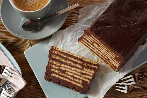 Gâteau Chocolat Avec Des Couches Biscuits Servi Sur Papier Blanc — Photo