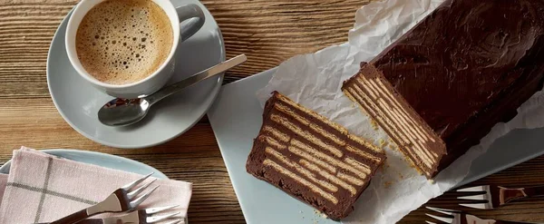 Vue Aérienne Gâteau Biscuit Glacé Chocolat Avec Une Tranche Coupée — Photo
