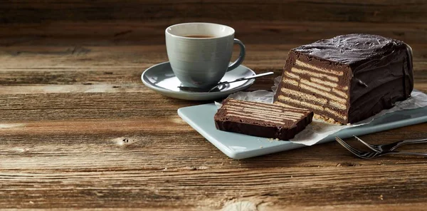 Hemlagad Choklad Mellanmål Rustika Träbord Serveras Med Kopp Kaffe Blå — Stockfoto