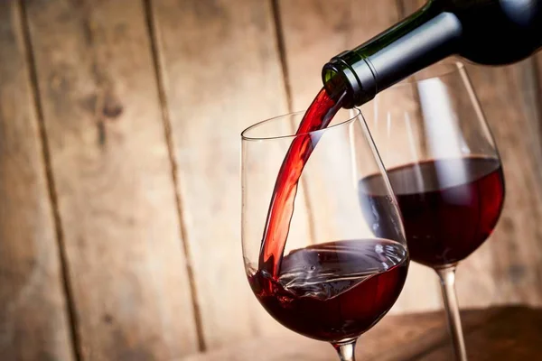 Şık Bir Şarap Kadehine Dökülen Zengin Kırmızı Şarap Şişeden Kırsal — Stok fotoğraf