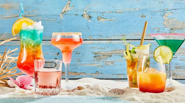 Bebidas Exóticas Verano Sobre Arena Blanca Playa Vistas Desde Frente —  Fotos de Stock