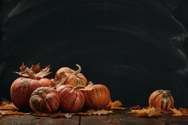 Feestelijke Herfst Stilleven Met Pompoenen Bladeren Houten Tafel Zwarte Achtergrond — Stockfoto