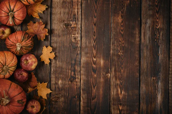 Herfst Achtergrond Met Pompoenen Pompoen Bladeren Eikels Houten Tafel Bovenaanzicht — Stockfoto