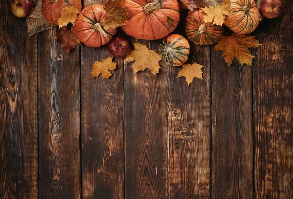 Herbst Hintergrund Mit Kürbissen Und Blättern Auf Holztisch — Stockfoto