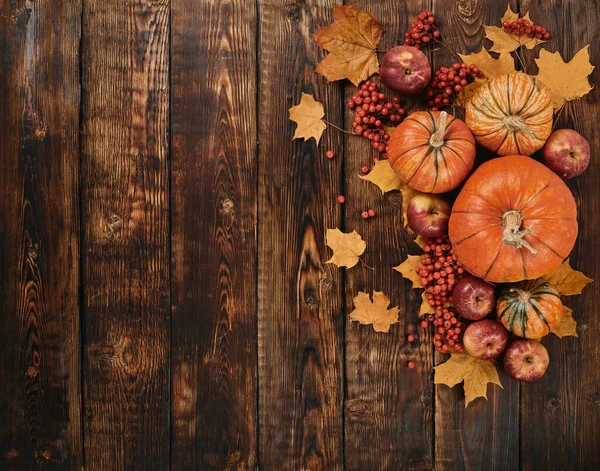 Herfst Achtergrond Met Pompoenen Bladeren Houten Tafel — Stockfoto