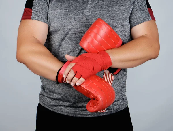 Atlet Blått Kläder Händer Lindas Med Röd Textil Bandage Han — Stockfoto