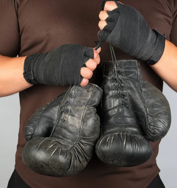 Athlete Brown Clothes Holds Very Old Black Vintage Leather Boxing — Stock Photo, Image