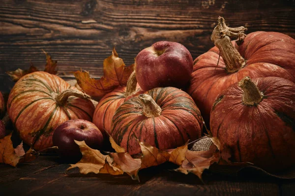 Herfst Oogst Pompoenen Bladeren Pompoen Zaden Houten Ondergrond — Stockfoto