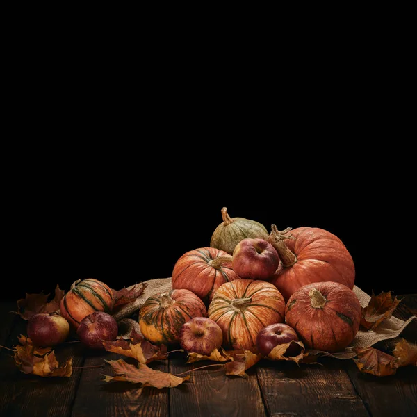 Bodegón Festivo Otoño Con Calabazas Manzanas Rojas Hojas Sobre Mesa — Foto de Stock