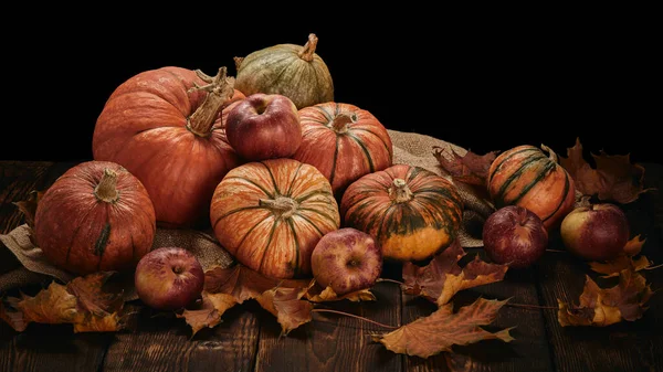 Slavnostní Podzimní Zátiší Dýněmi Červenými Jablky Listy Tmavém Dřevěném Stole — Stock fotografie