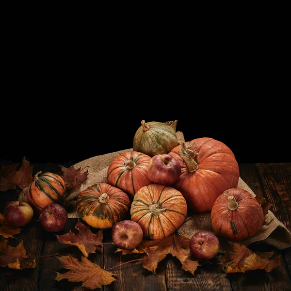 Праздничный Осенний Натюрморт Тыквами Красными Яблоками Листьями Темном Деревянном Столе — стоковое фото